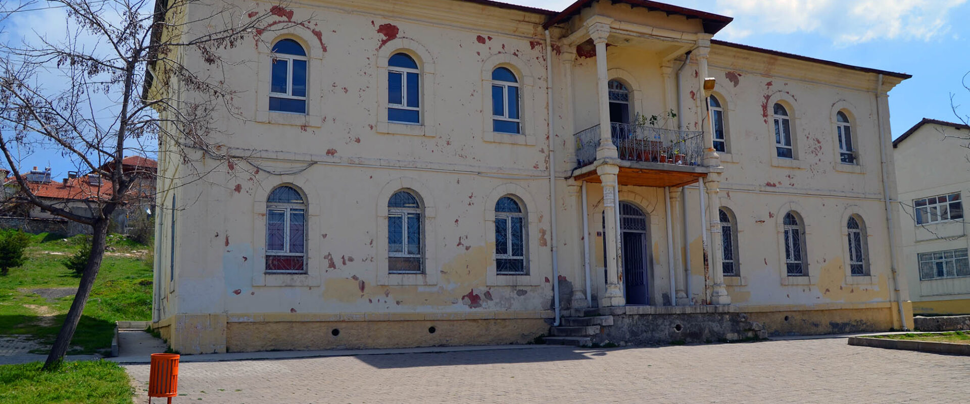 Eski Lise Binası (Redif Kışlası)